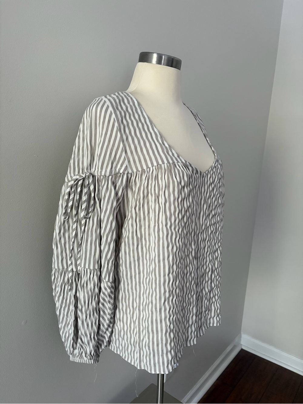 Mustard Seed Peasant Gray & White Striped Rayon V-Neck Blouse Balloon Sleeves S - Picture 3 of 8
